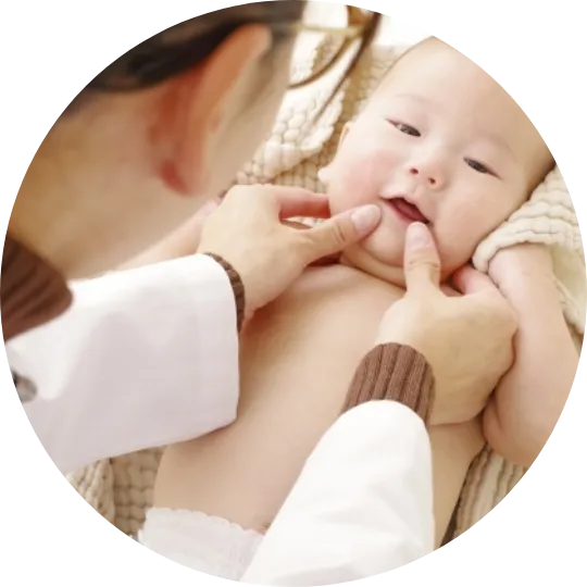 >看護師さんが、赤ちゃんの健康管理をしています。