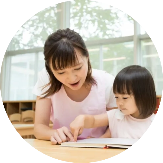 >保育士さんが、発達に合わせていろんな刺激を与えています。